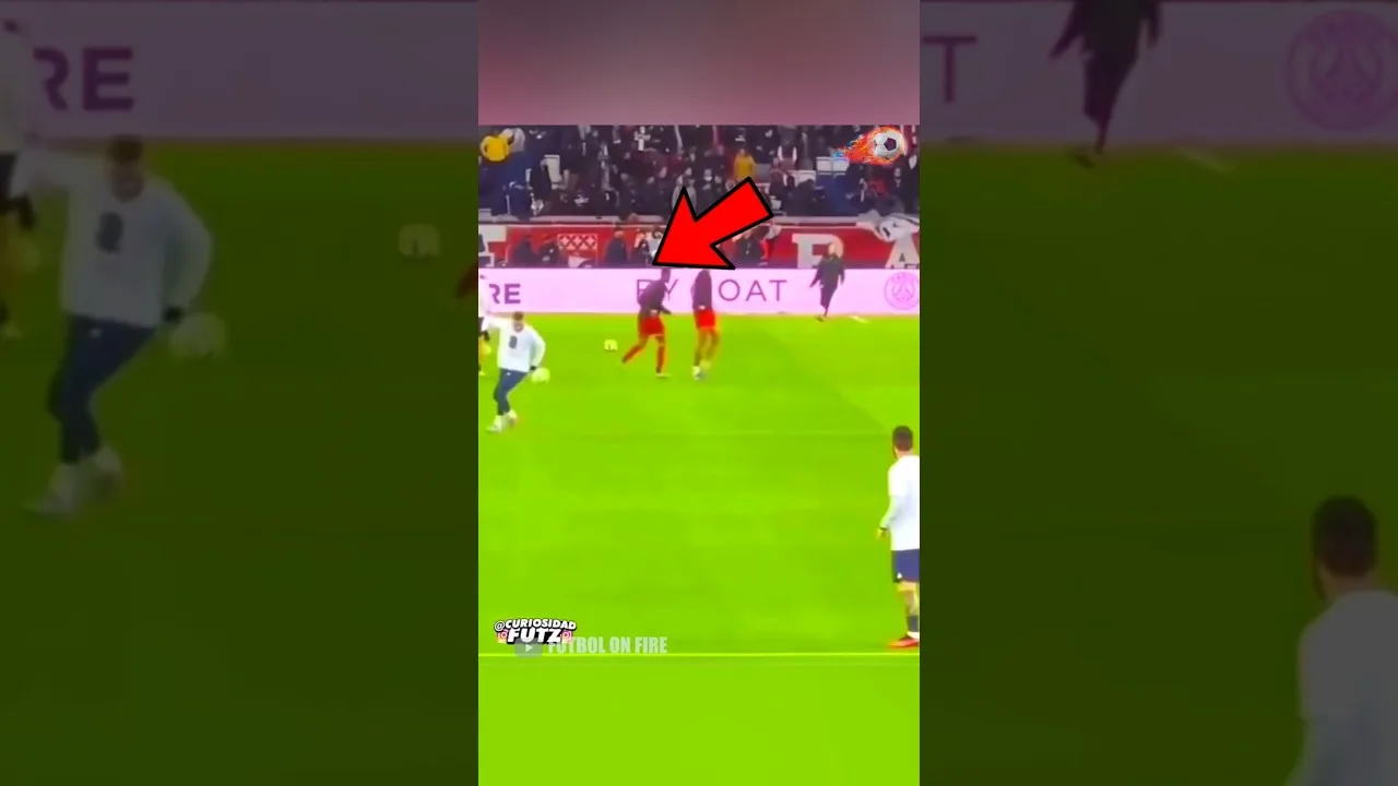 Messi le enseña a Neymar como controlar un balón #futbol #neymar #messi #shorts