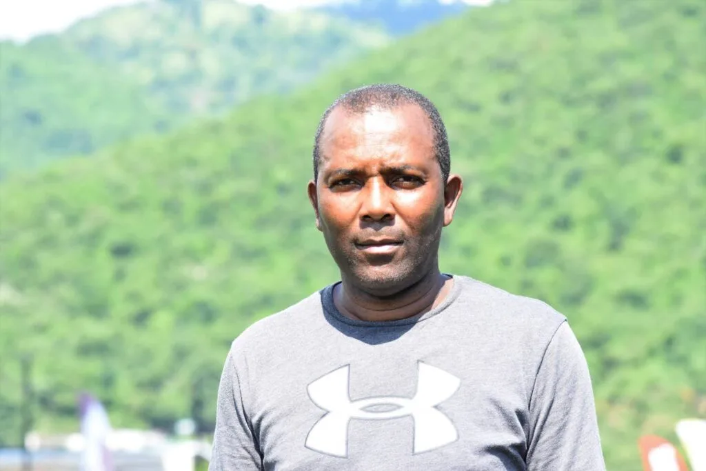 L’entraîneur-chef du Cavalier FC Happy Lionel Messi venant en Jamaïque