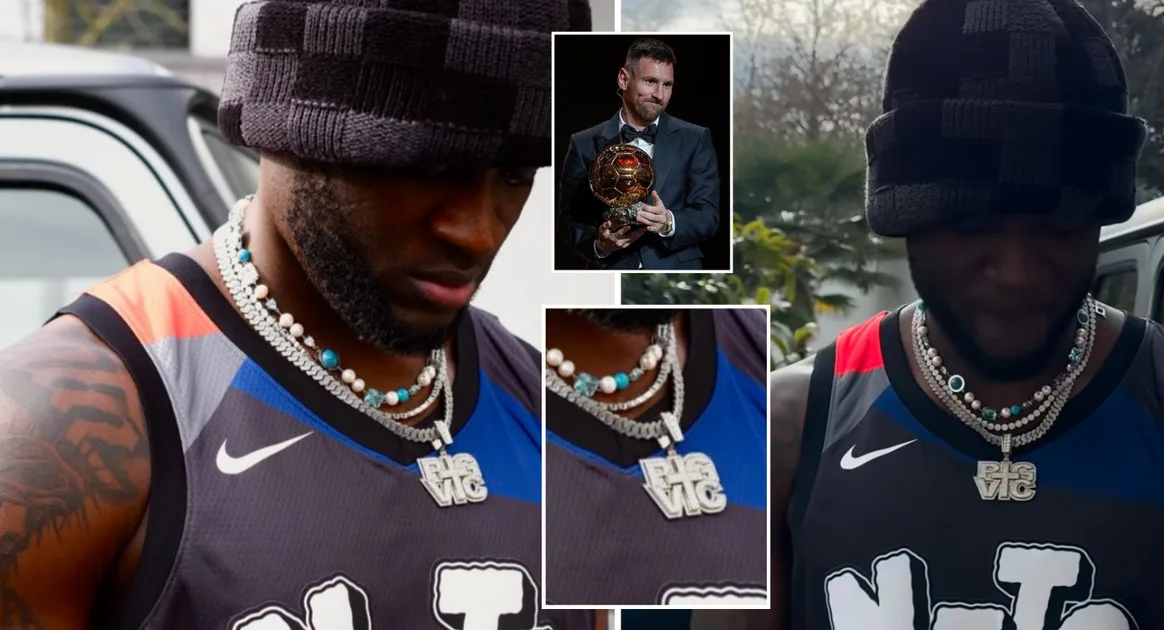 Big Vic! – Boniface affiche un pendentif incrusté de diamants conçu par le bijoutier de Lionel Messi