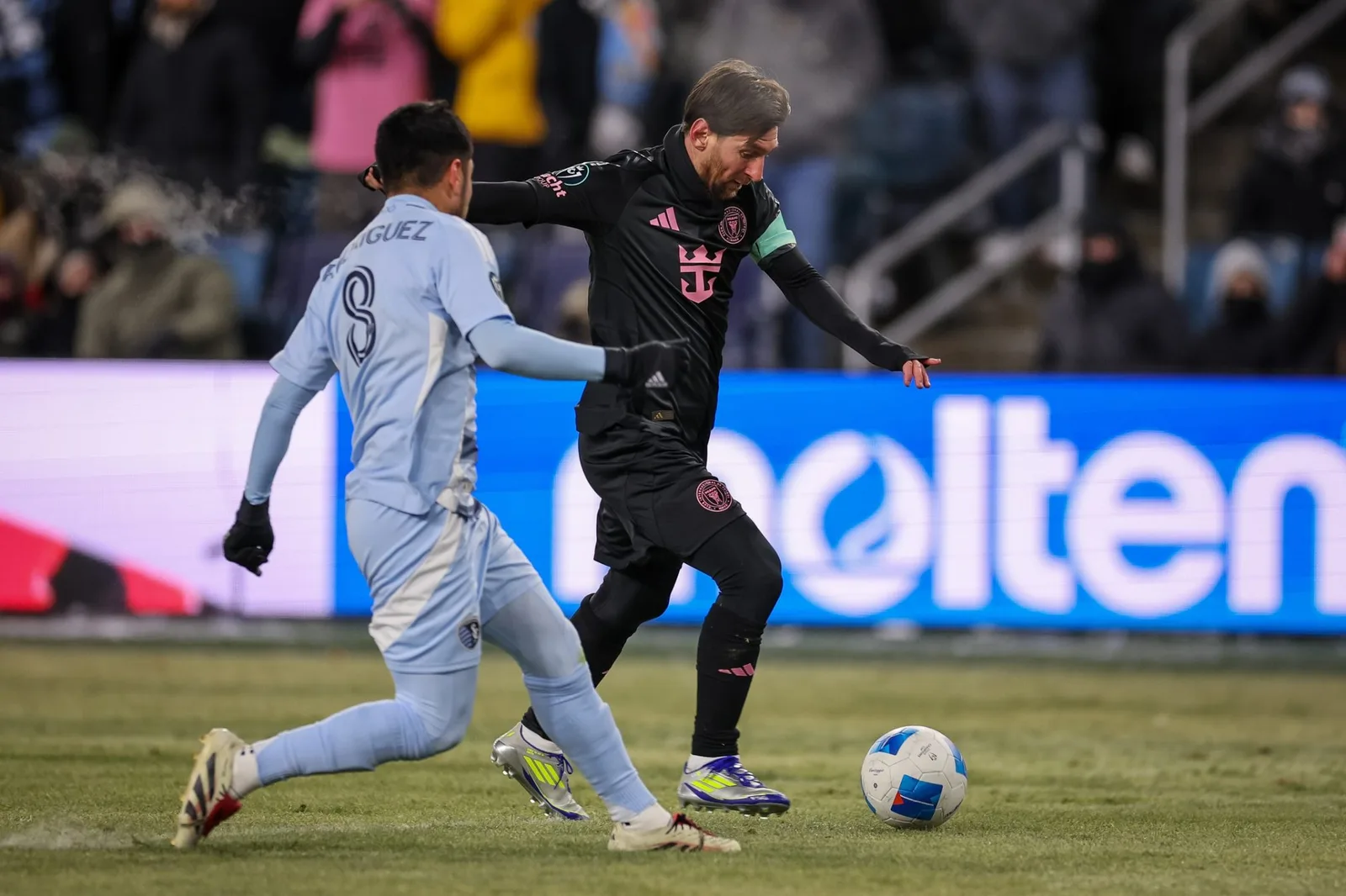 Ref demande à Lionel Messi son maillot après le match Inter Miami