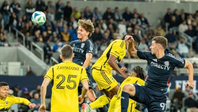 Onni Valakari de SDFC inclus dans l’équipe de la journée avec Lionel Messi