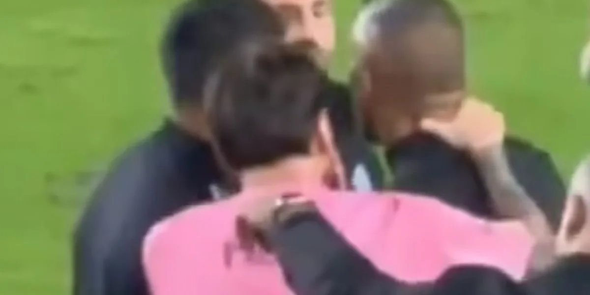 Lionel Messi attrape l’entraîneur par le cou et crie à l’arbitre alors que la star d’Inter Miami perd de son caractère