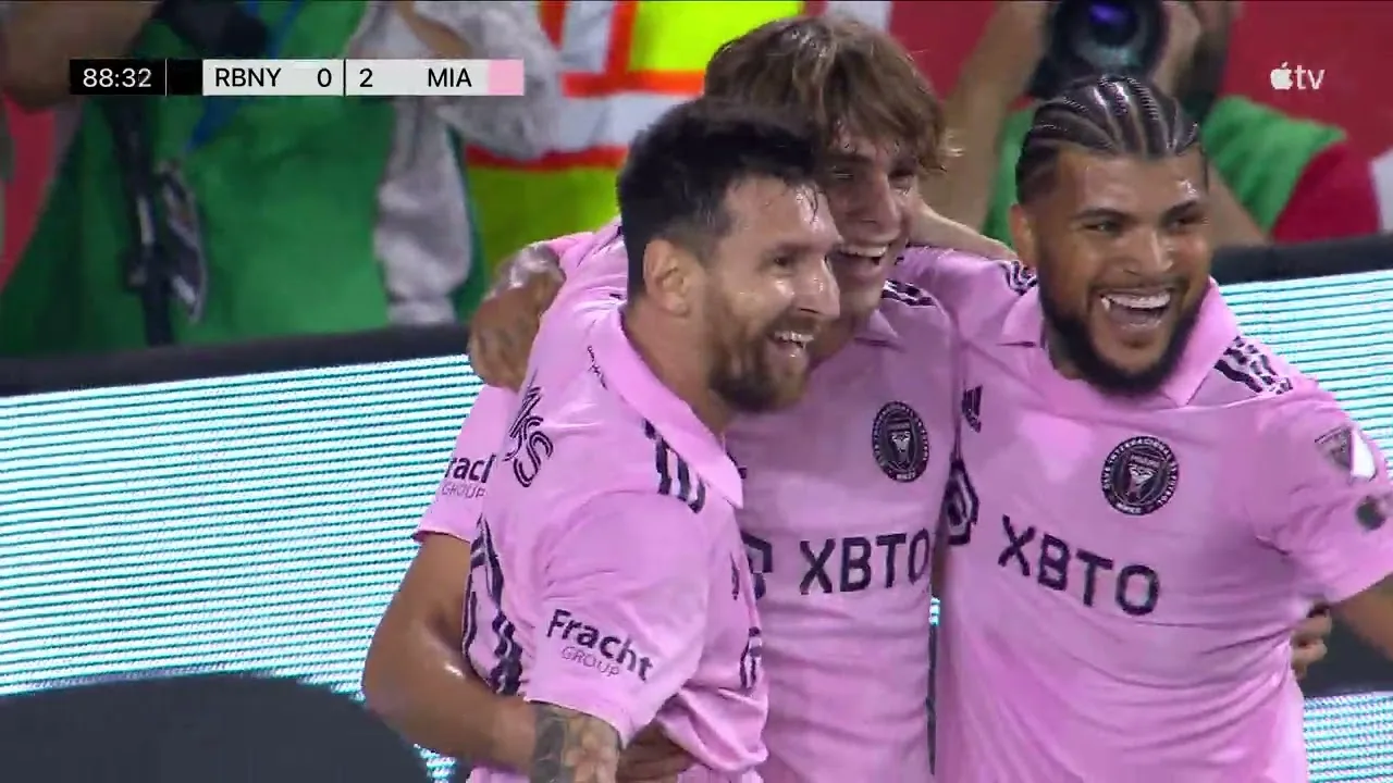 Lionel Messi Finishes a Beautiful Team Play for his First