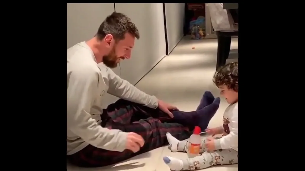 Lionel Messi & his son Ciro playing Bottle Flip | Cute??