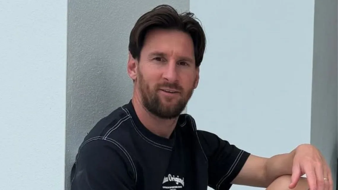 Lionel Messi a complété son look avec un portefeuille frappant à son arrivée en Argentine