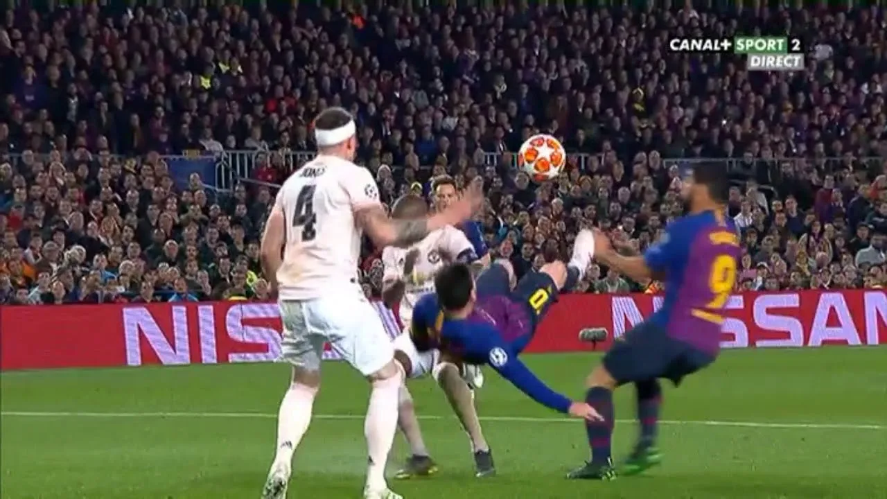 Incroyable retourné acrobatique de Lionel Messi Vs
