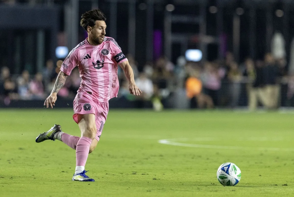 REGARDER: Lionel Messi vole le ballon, gardien de but des chips pour le premier but de MLS de 2025