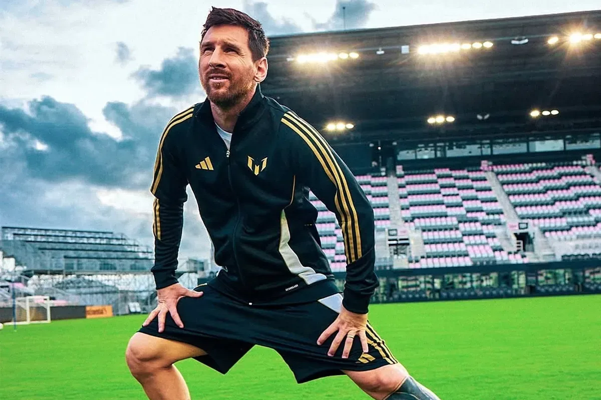 Lionel Messi brise le protocole et lance un nouveau look dans le vrai style de super-héros de football