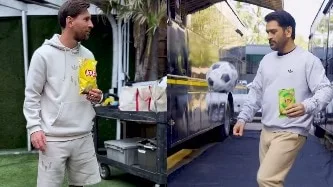 Regarder: MS Dhoni collabore avec Lionel Messi dans une nouvelle annonce, montre les compétences de football